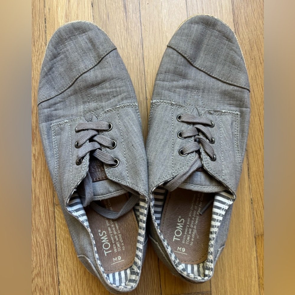 Men’s Toms size 9